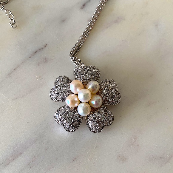 3/$25 ⭐️ Vintage Silver Flower Pendant with Pearls and Crystals - Picture 1 of 2
